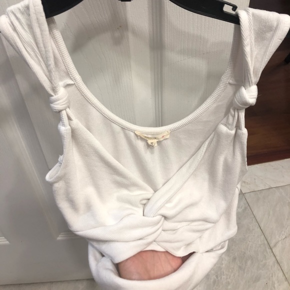 White top - Picture 3 of 5